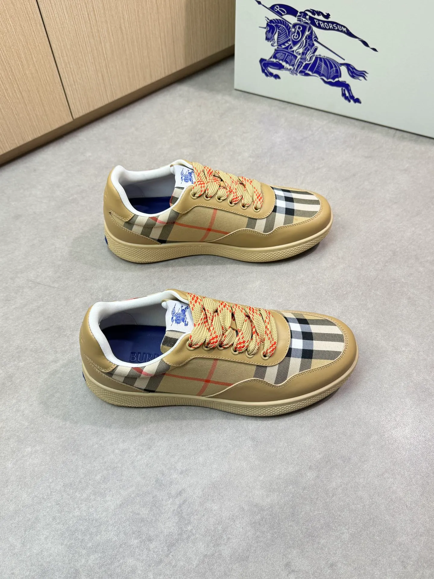 Men's shoes 💰P420💰[BURBERRY] Burberry - High-end quality original 🔍🔍🔍casual sports sneakers - Upper: imported 🔝 Napa calfskin, brand totem cloth, tongue brand cloth label - Lining: brand canvas, foot pad; water-dyed cowhide - Outsole: ultra-light TPR rubber; two-color molded outsole -Ultra-high quality control and fine workmanship: outstanding (high-end, extravagance, class) -Size: 38-44 (45 for men, can be customized)